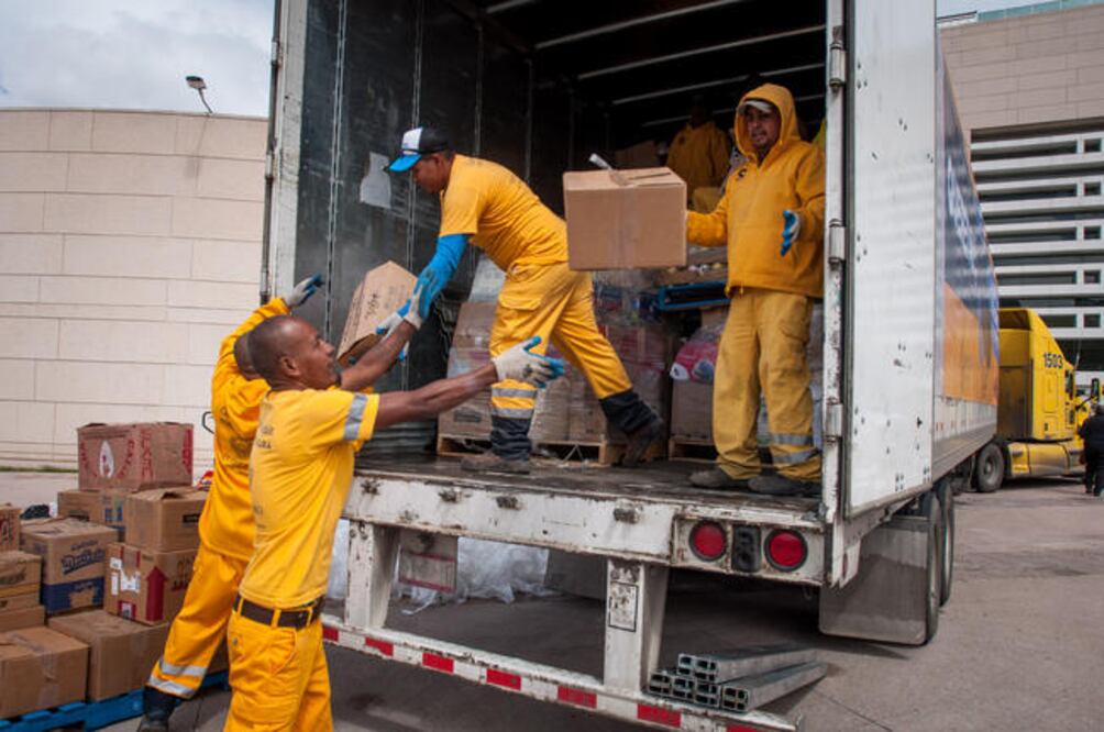 Los queretanos lograron reunir 26 toneladas de víveres y con esto sería el cuarto camión de apoyo. (RICARDO LUGO. EL UNIVERSAL)