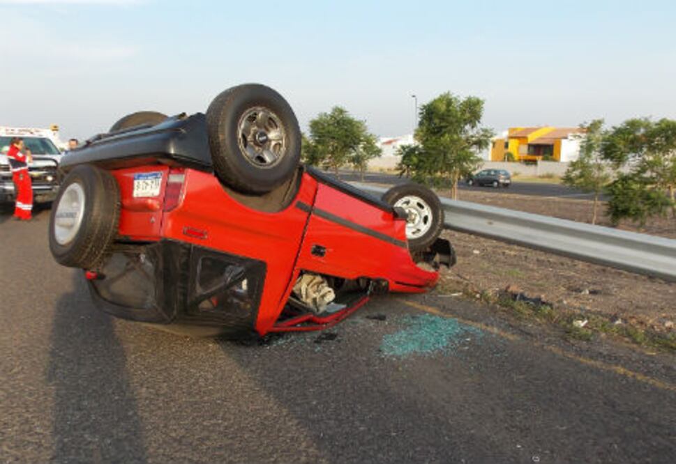 Vuelca mujer en el Junípero Serra
