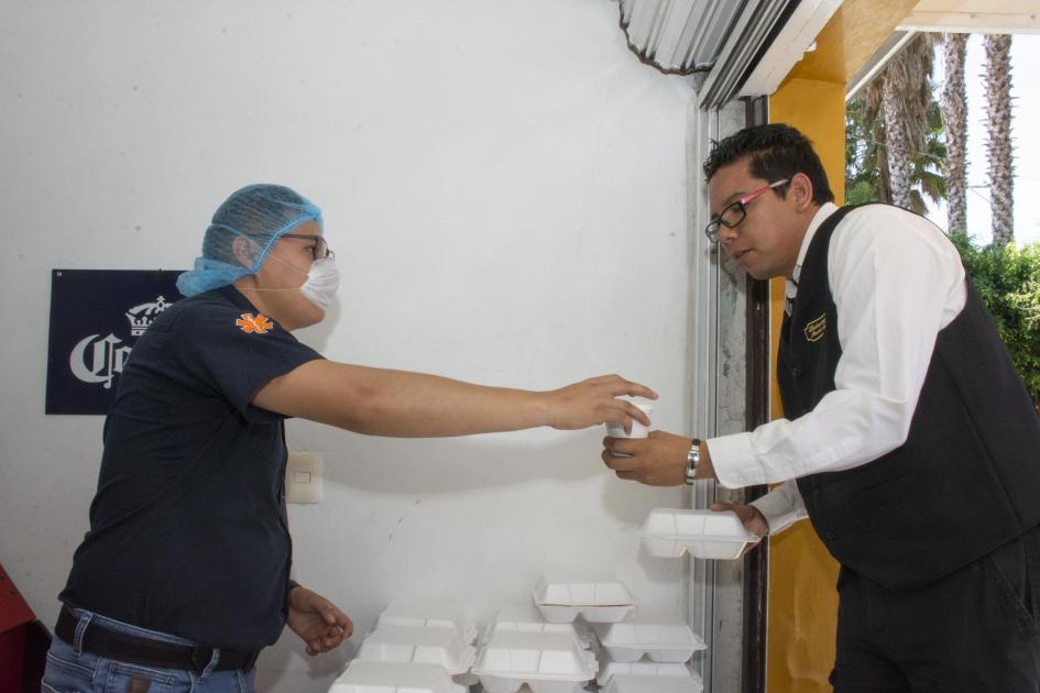 Deja de elaborar alitas para donar comida a los afectados por el Covid-19