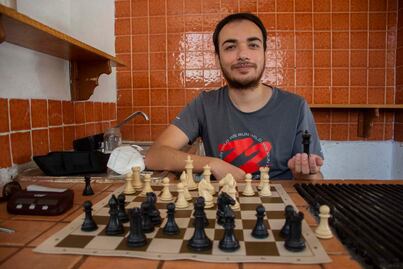 Vendiendo paletas de hielo, joven queretano busca ir a torneo de ajedrez a El Salvador