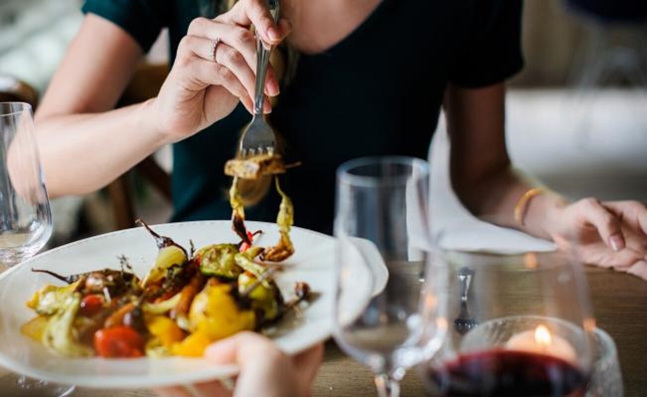 Ya podrás tomarte tranquilo esa copita de vino y saltarte el desayuno. Crédito: Pixabay