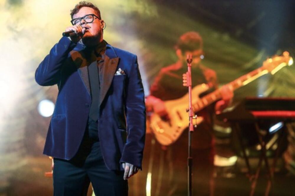 Leonel García seduce con baladas a su público