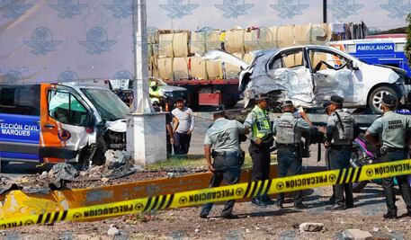 Ambulancia de Protección Civil de El Marqués sufre percance vial en la carretera 57