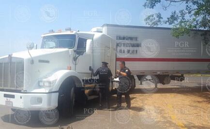 Rescatan a 136 migrantes de un tráiler en Veracruz