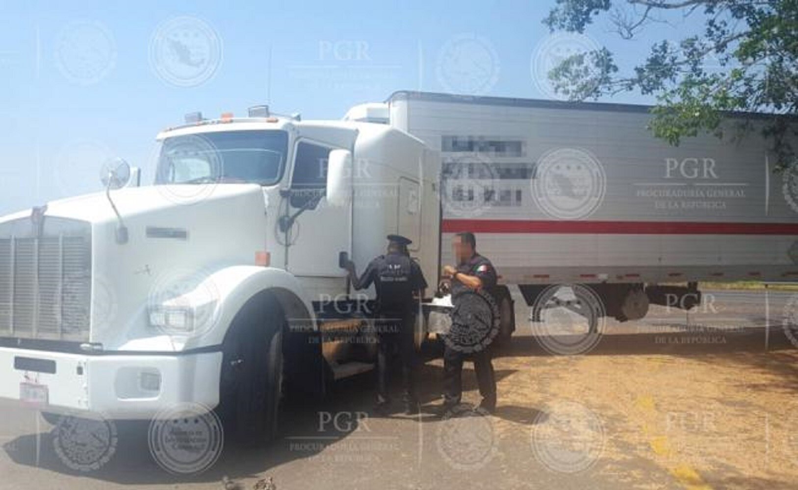 Rescatan a 136 migrantes de un tráiler en Veracruz