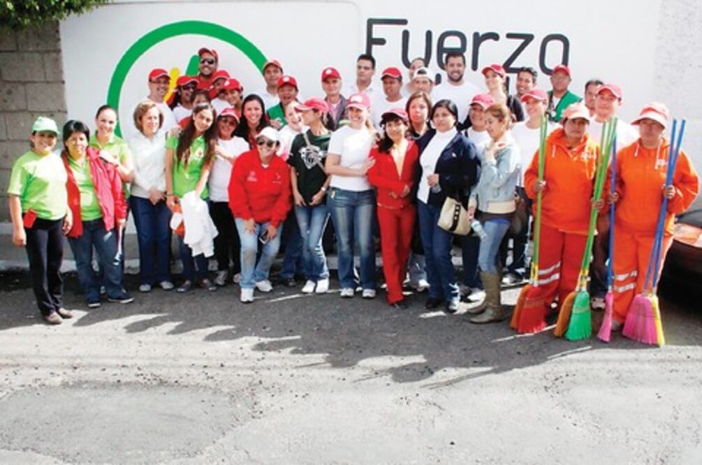 Vecinos embellecen Plazas del Sol