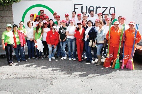 Vecinos embellecen Plazas del Sol