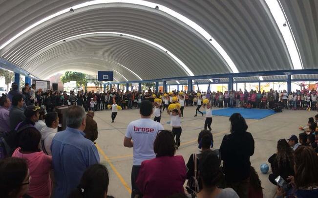 Entrega Kuri dos arcotechos en deportivo de El Pueblito