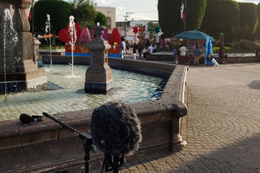 Alan es autor del primer archivo sonoro de San Juan del Río, proyecto que él mismo define como una carta de amor para su ciudad. FOTO: CORTESÍA JESÚS ALAN REYES BERNAL