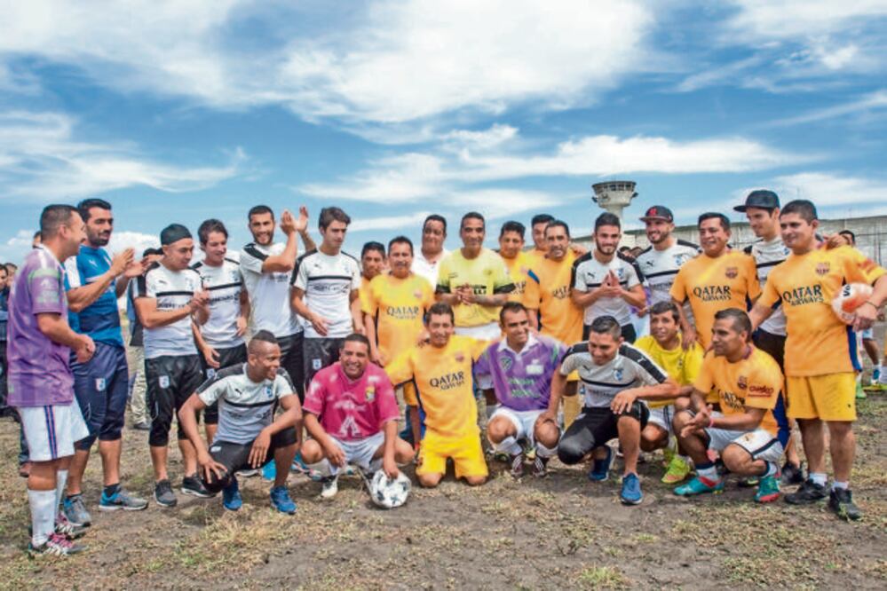 Luego de unos minutos, la sesión de tiros llega a su fin, y tanto jugadores, reos y autoridades municipales se toman la “foto oficial”, teniendo como marco las grandes paredes del penal, que son vigiladas desde lo alto por custodios (RICARDO LUGO)