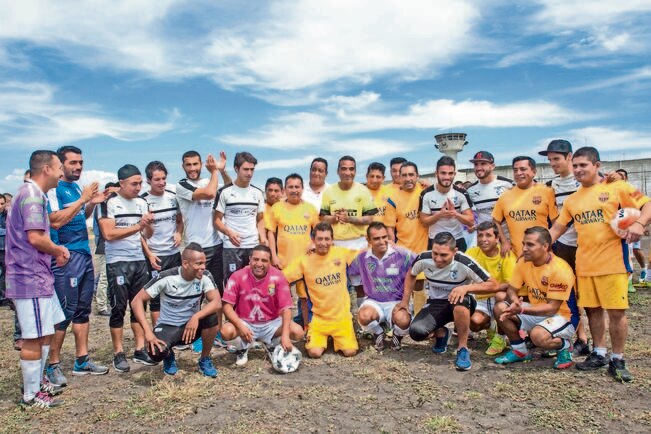 Luego de unos minutos, la sesión de tiros llega a su fin, y tanto jugadores, reos y autoridades municipales se toman la “foto oficial”, teniendo como marco las grandes paredes del penal, que son vigiladas desde lo alto por custodios (RICARDO LUGO)