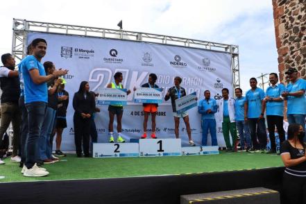 Mauricio Kuri entrega las medallas del Medio Maratón que se corrió hoy en Querétaro 