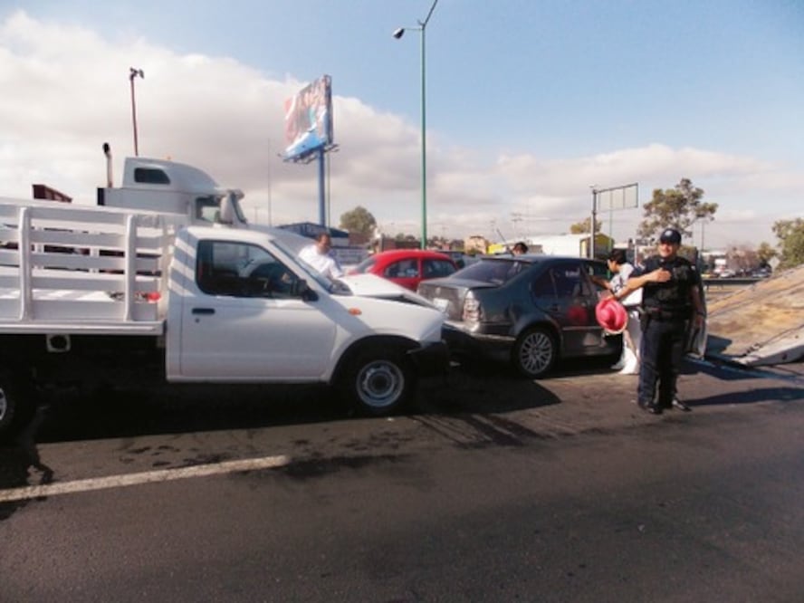 Cuatro autos involucrados en carambola de carretera 57