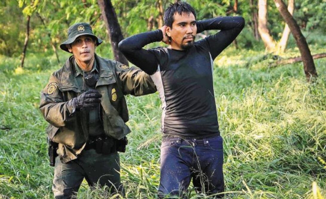 Un agente de la Patrulla Fronteriza detiene a un hondureño que entró ilegalmente a Estados Unidos en el límite con México, en Misión, Texas. (ADREES LATIF. REUTERS)