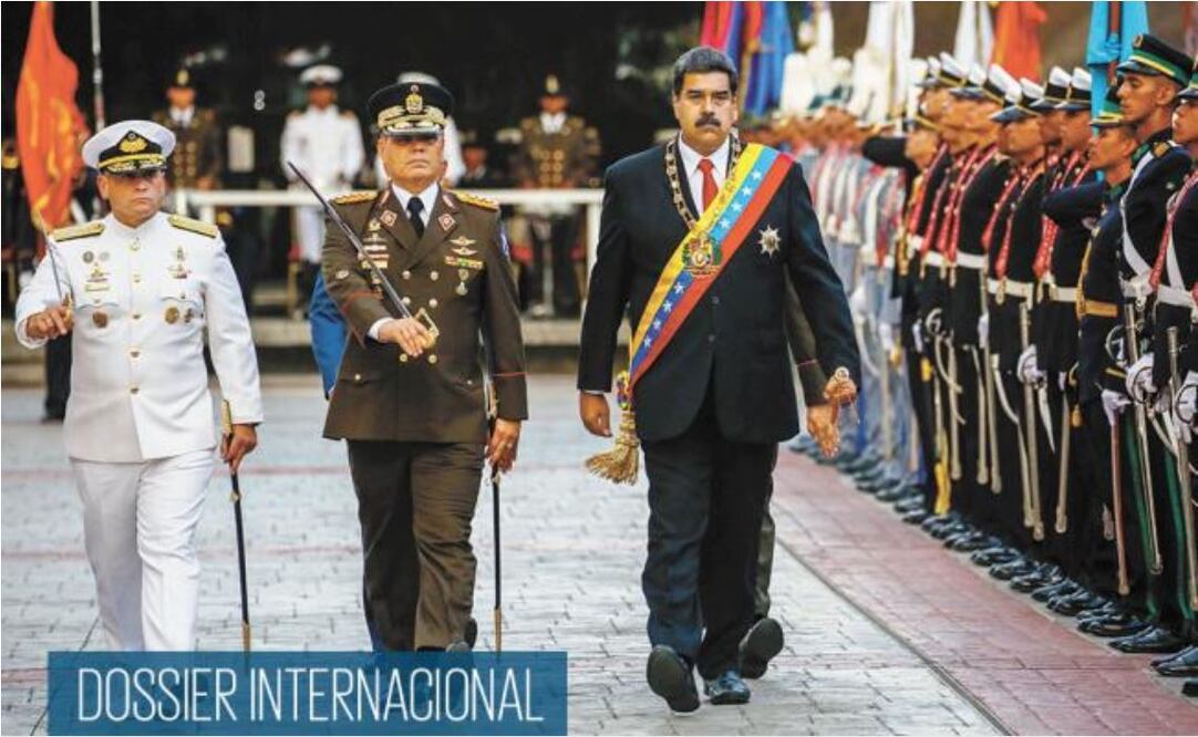 El presidente Nicolás Maduro (der.), acompañado del ministro de Defensa, Vladimir Padrino (centro), durante un acto en el que soldados de la Fuerza Armada Nacional Bolivariana (FANB) le rindieron honores, en mayo de 2018, en Caracas. ARCHIVO. EFE