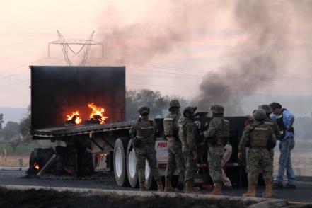 Presuntos huachicoleros bloquean carreteras de Guanajuato