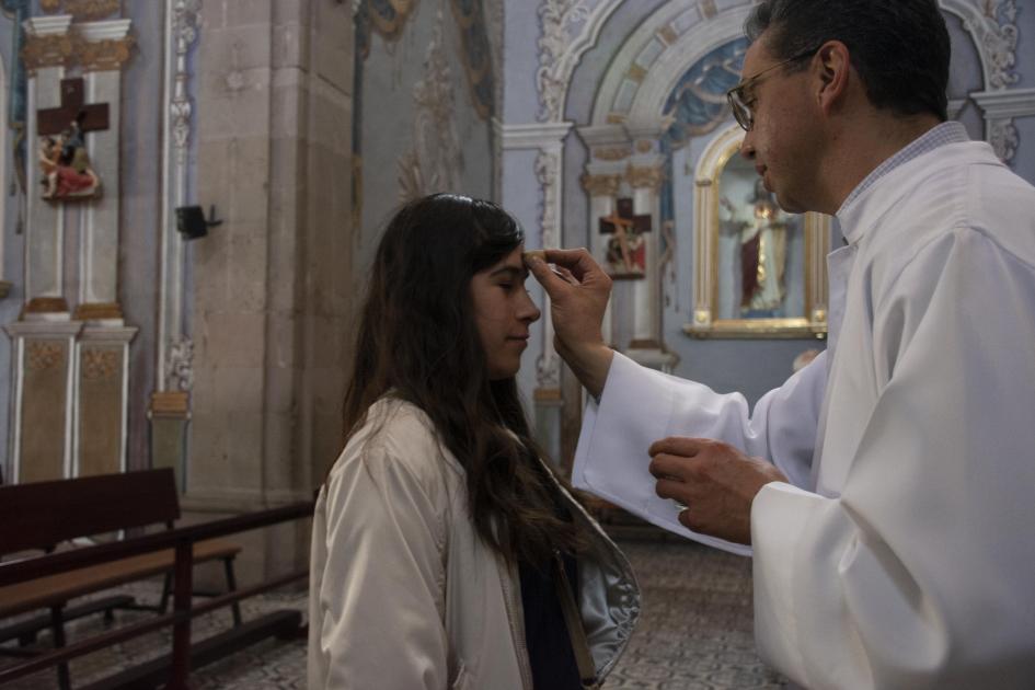 #Crónica| Tradición católica. Queretanos reciben cruz de ceniza