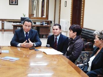 STEUAQ entrega pliego petitorio