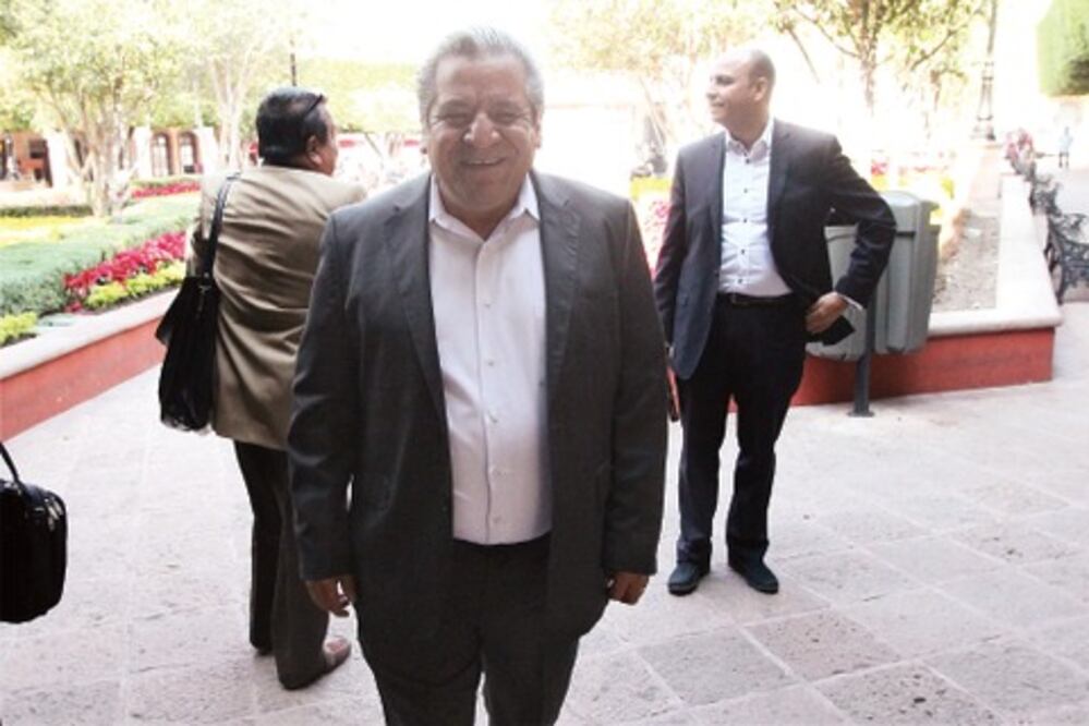 Descartan a ex líder albiazul por gubernatura