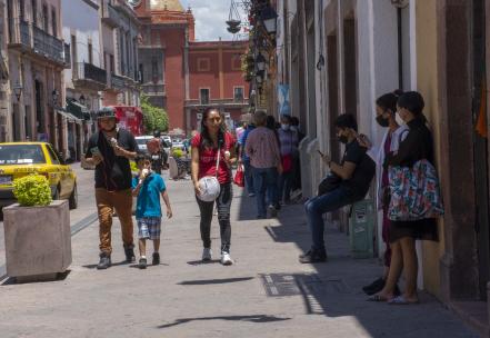 Alza de casos no frena los paseos de los queretanos 