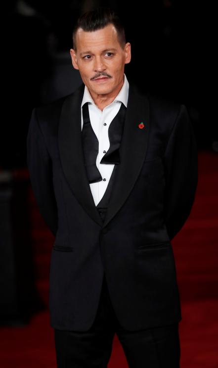 ¿Johnny Depp ebrio en alfombra roja?