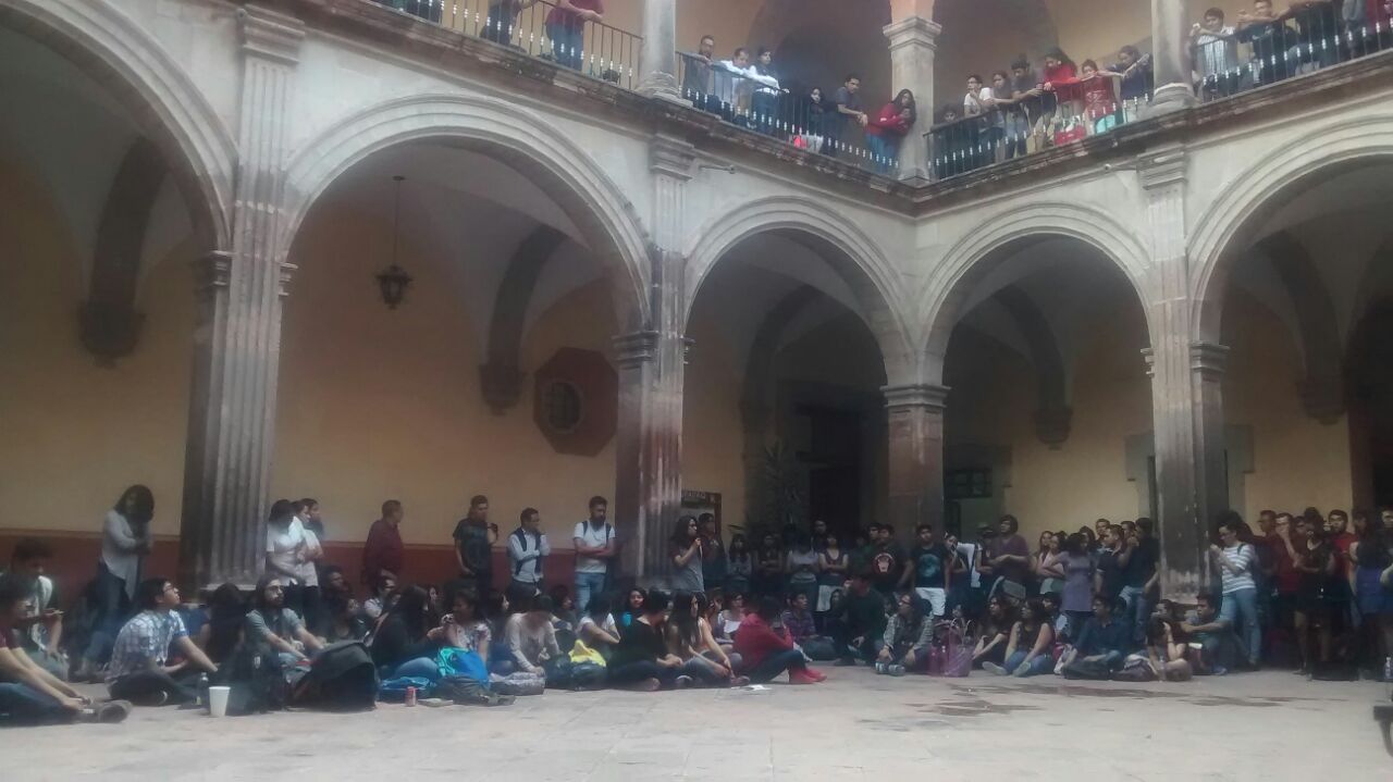 Marcha por presupuesto de UAQ 26 de octubre 