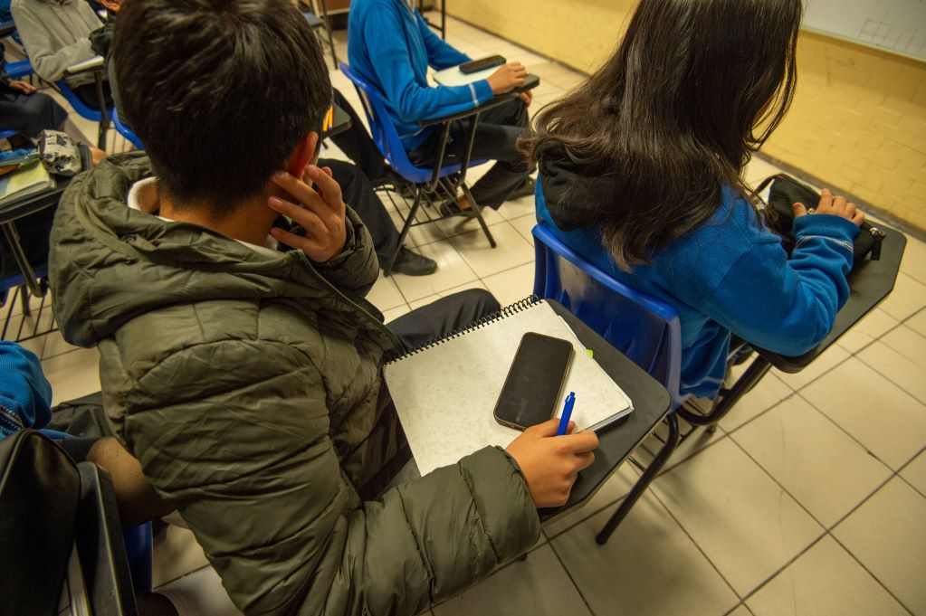 Docentes dan a estudiantes “voto de confianza” en la regulación del uso de celulares