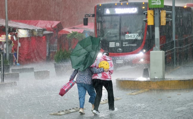 Calor, lluvias fuertes y granizo sorprenderán este lunes en CDMX