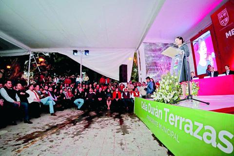 Edil de Huimilpan presenta a su equipo