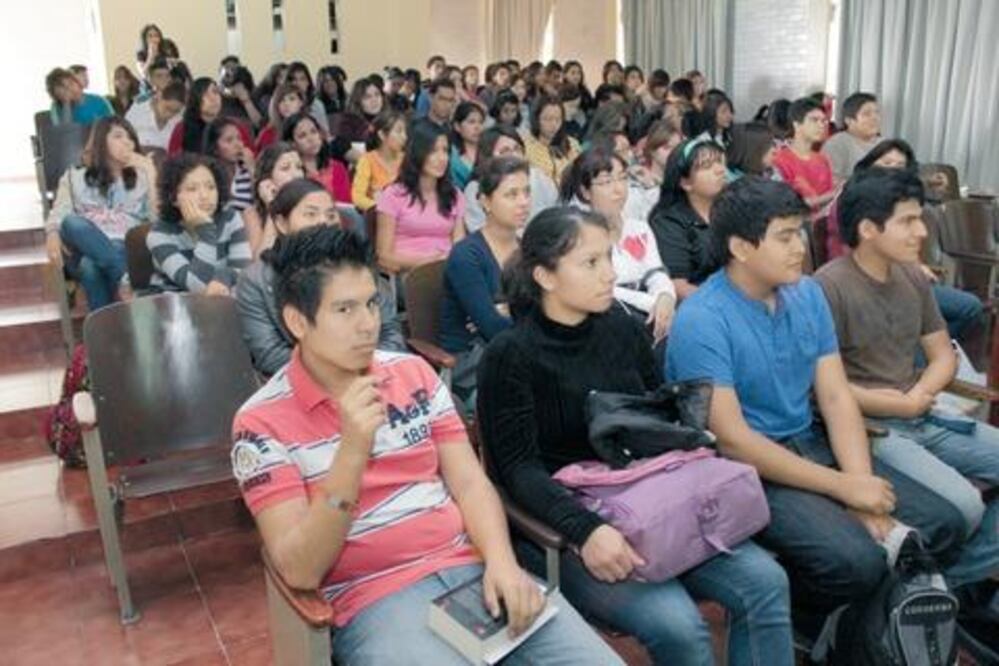 Solicitan jóvenes más educación y becas