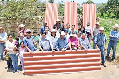 Entrega Huimilpan material para casas