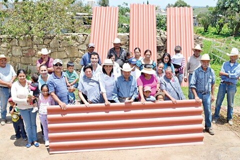 Entrega Huimilpan material para casas