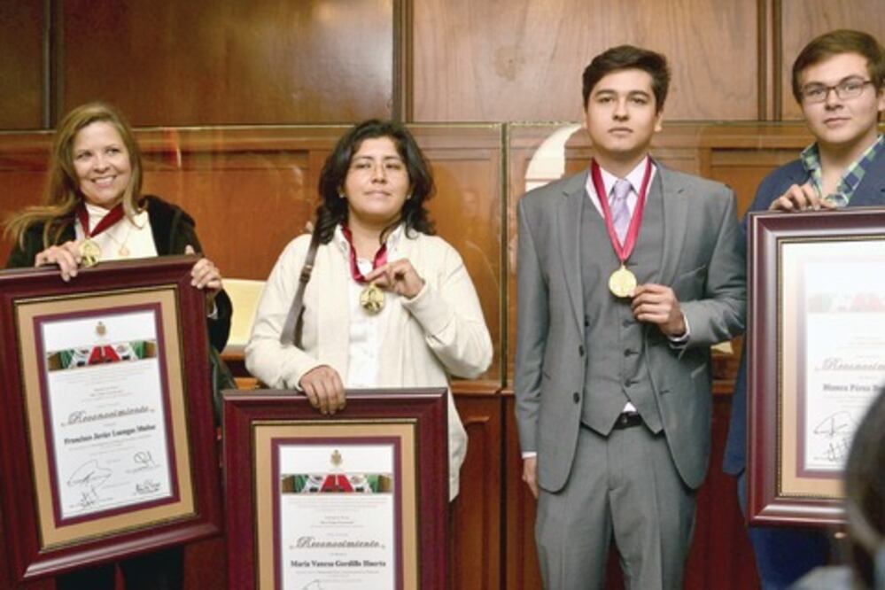 Distinguen a tres médicos en su día