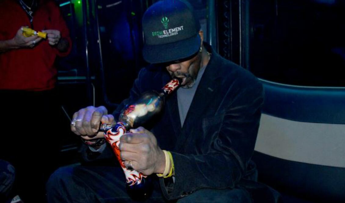 Cada viernes y sábado el Rollin Joint, propiedad de Joel Camarena, recorre las calles de Denver repleto de consumidores de la yerba (SALVADOR SIERRA)