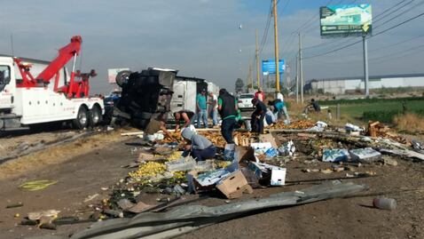 Saquean un tráiler que volcó; indican saldo blanco