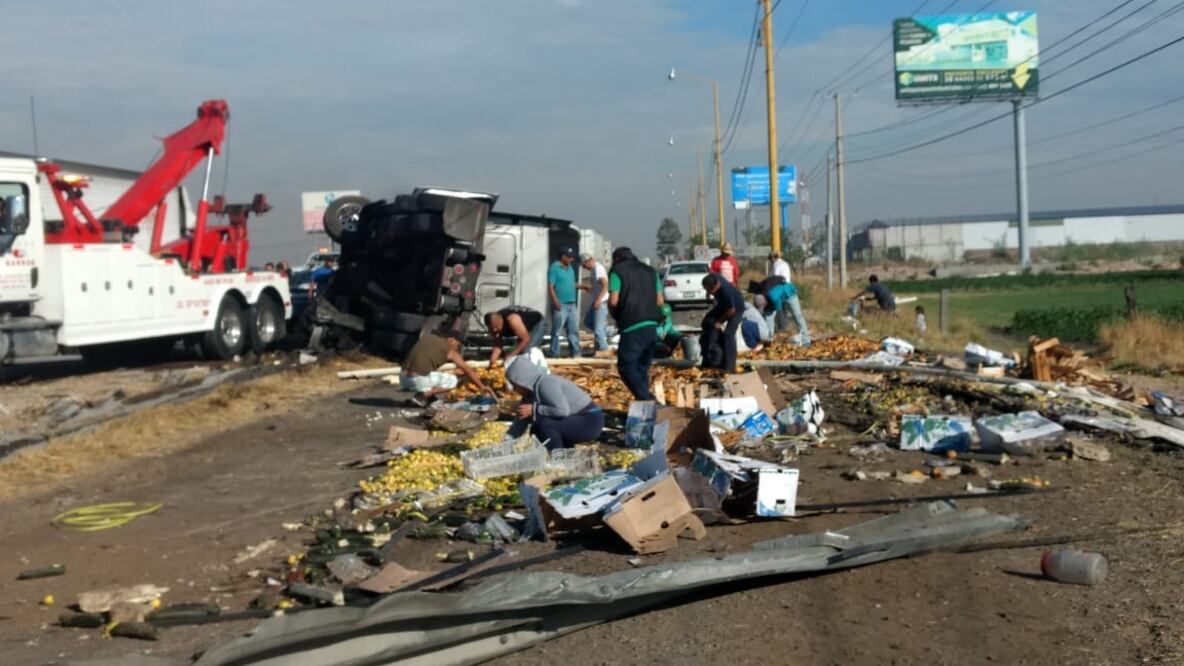 Saquean un tráiler que volcó; indican saldo blanco