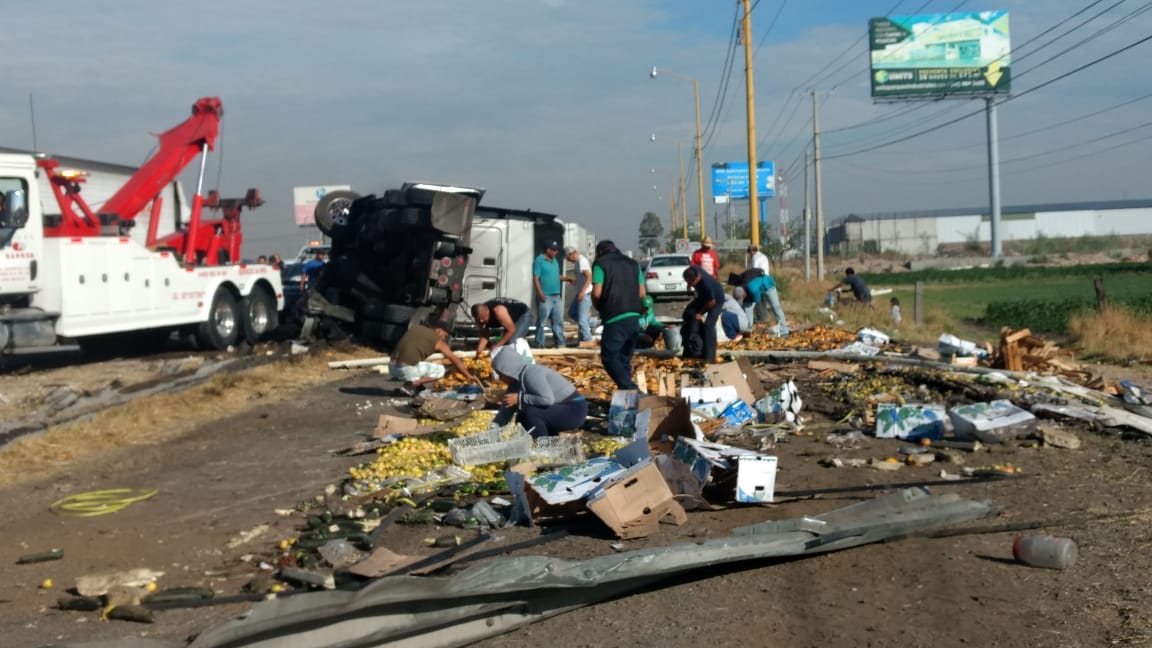Saquean un tráiler que volcó; indican saldo blanco
