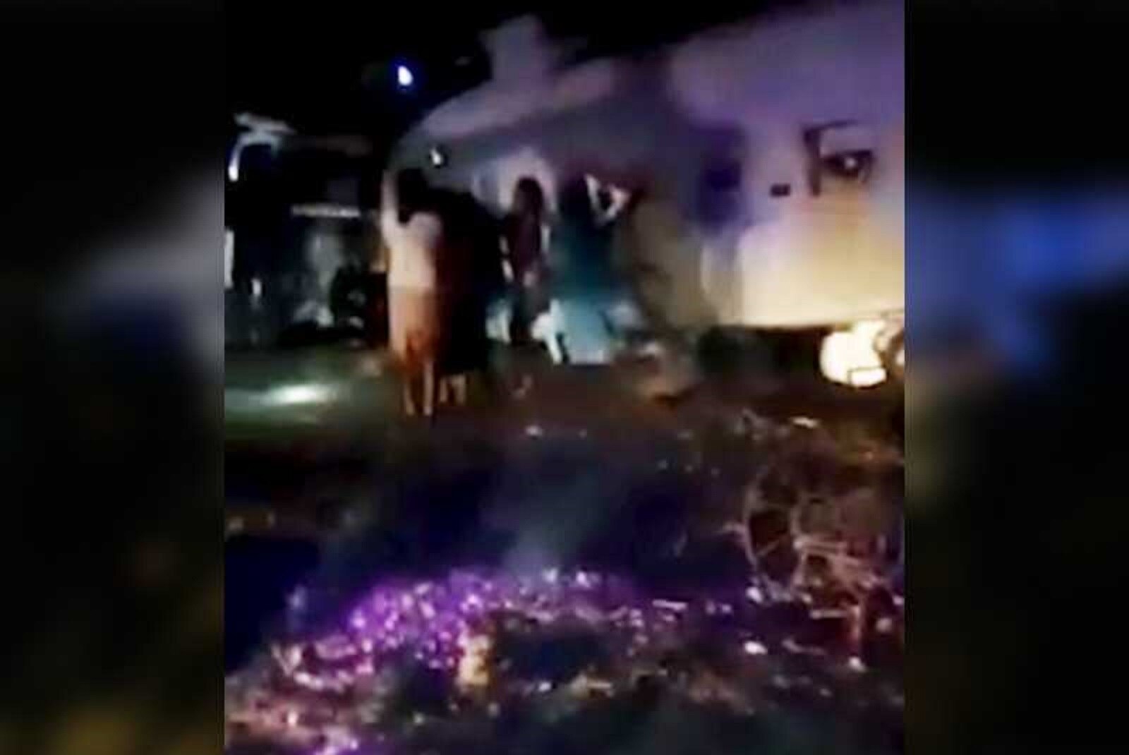 El helicóptero de la Fuerza Aérea Mexicana terminó volcado sobre dos vehículo s, luego de que el piloto perdiera el control al tratar de aterrizar (TOMADA DE TWITTER)