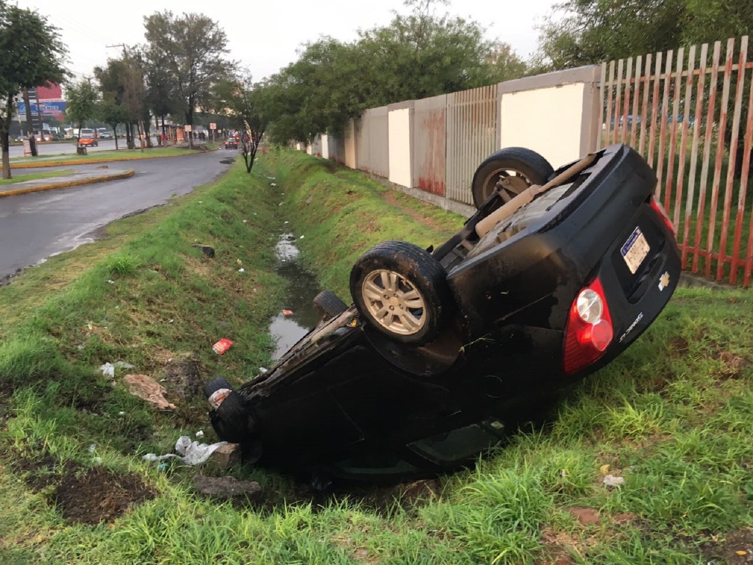 Automóvil cae en dren pluvial de Paseo Constituyentes
