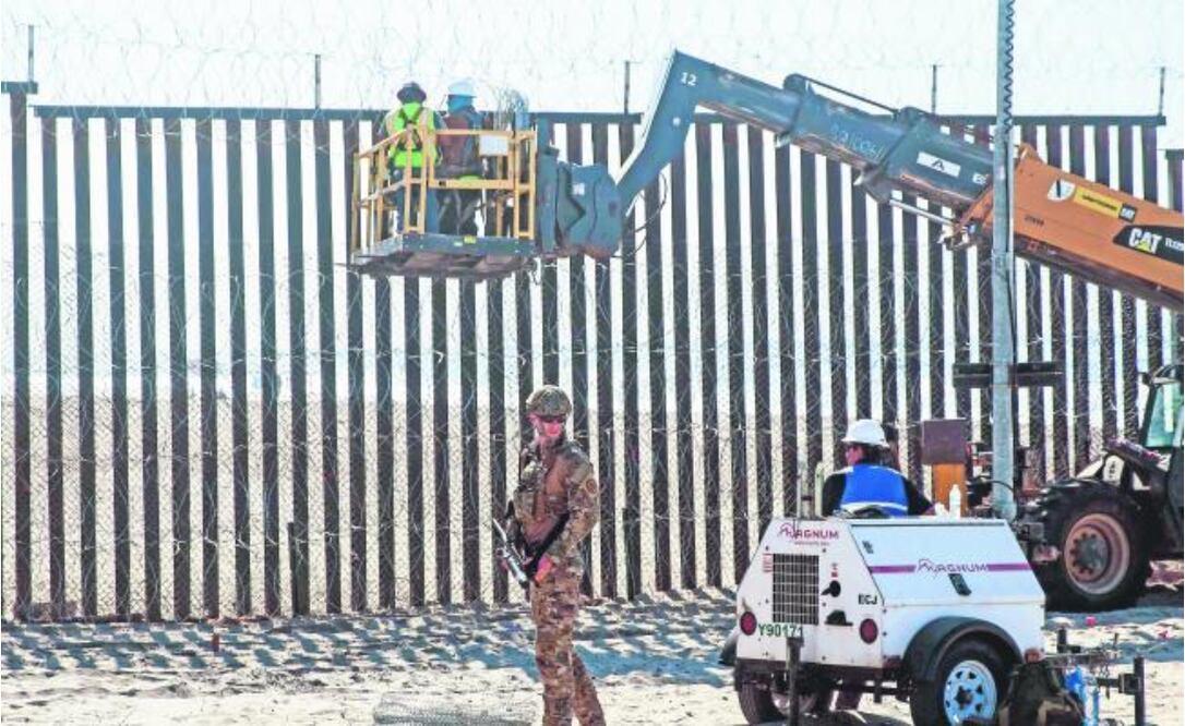 Vigilancia. Un agente de la Patrulla Fronteriza, en la zona del muro en San Diego, California. (AFP)