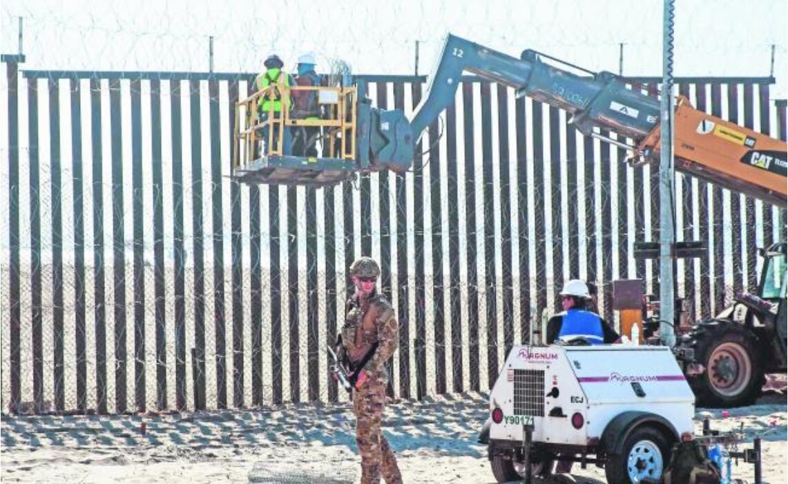 Vigilancia. Un agente de la Patrulla Fronteriza, en la zona del muro en San Diego, California. (AFP)