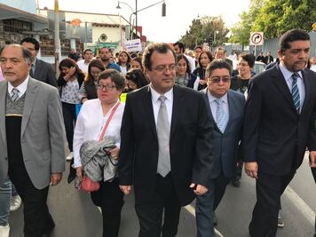 Marcha rector de la UAQ hacia Plaza de Armas