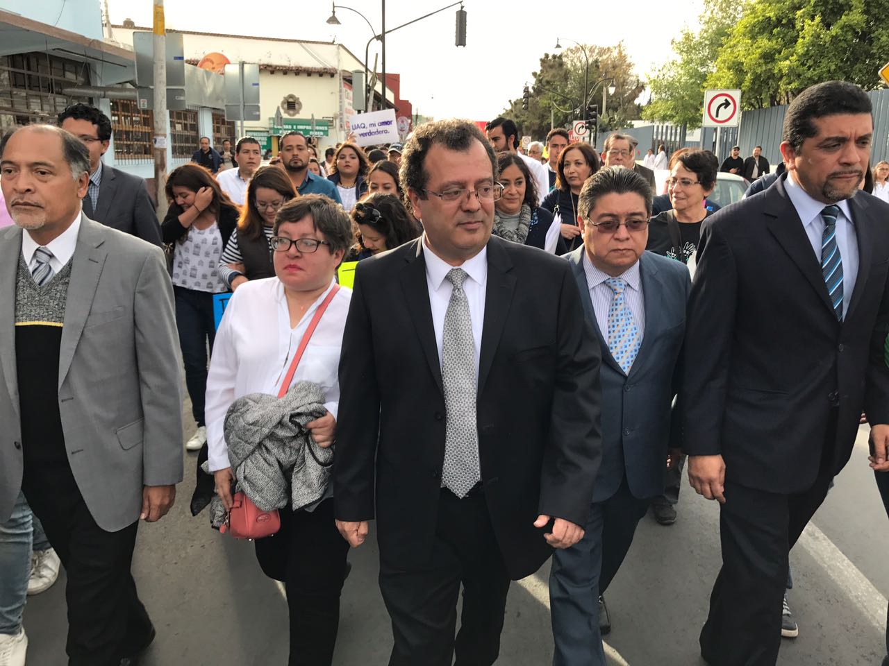 Marcha rector de la UAQ hacia Plaza de Armas