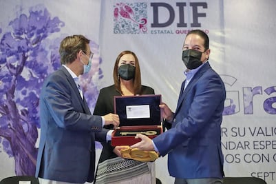 Domínguez Servién recibe llave del HITO