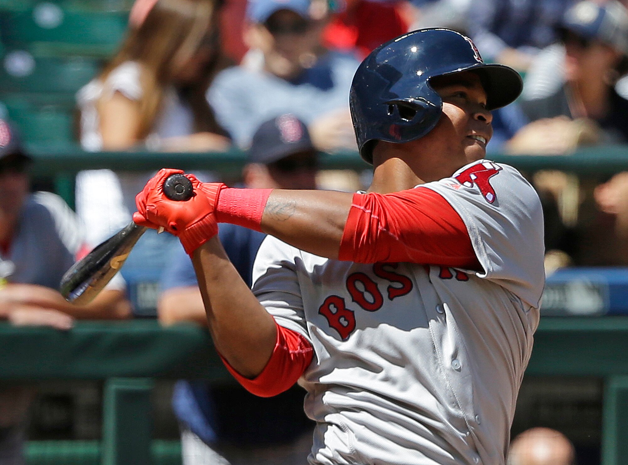 Devers, el más joven en pegar HR con Boston