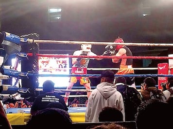 JC Chávez se calza los guantes para exhibición