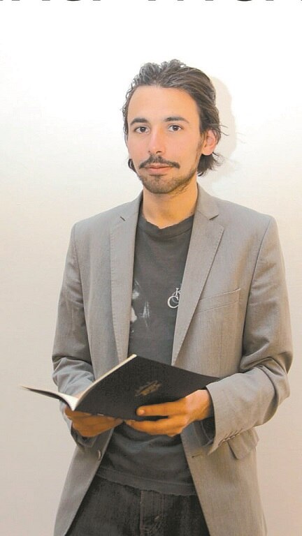 Recuerdan con libro a Gerardo Arana