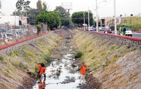Mantienen limpieza de drenes en la capital