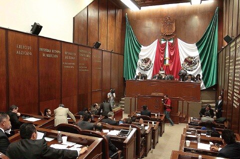 Busca Legislatura sacar iniciativas