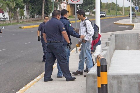Detienen a 15 por alterar el orden